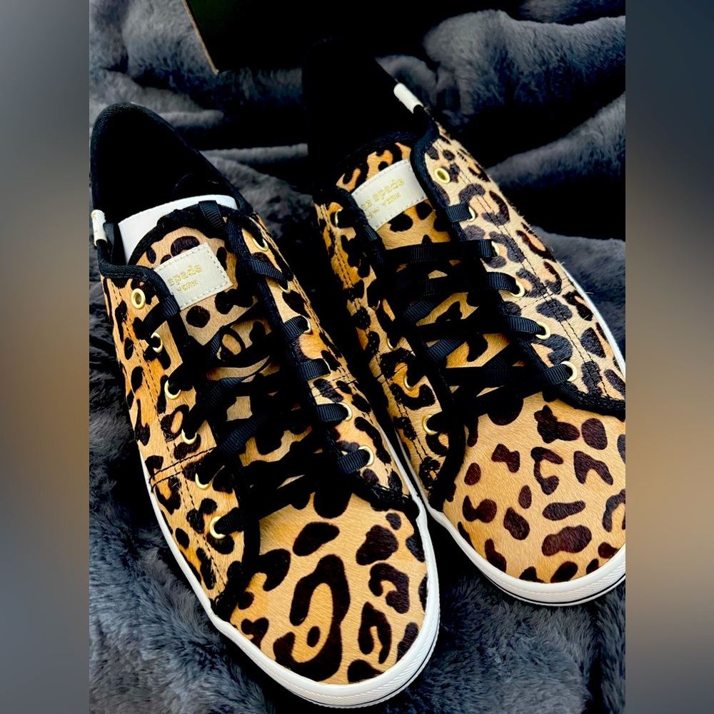 New, never worn shoe. Fur-textured leopard print